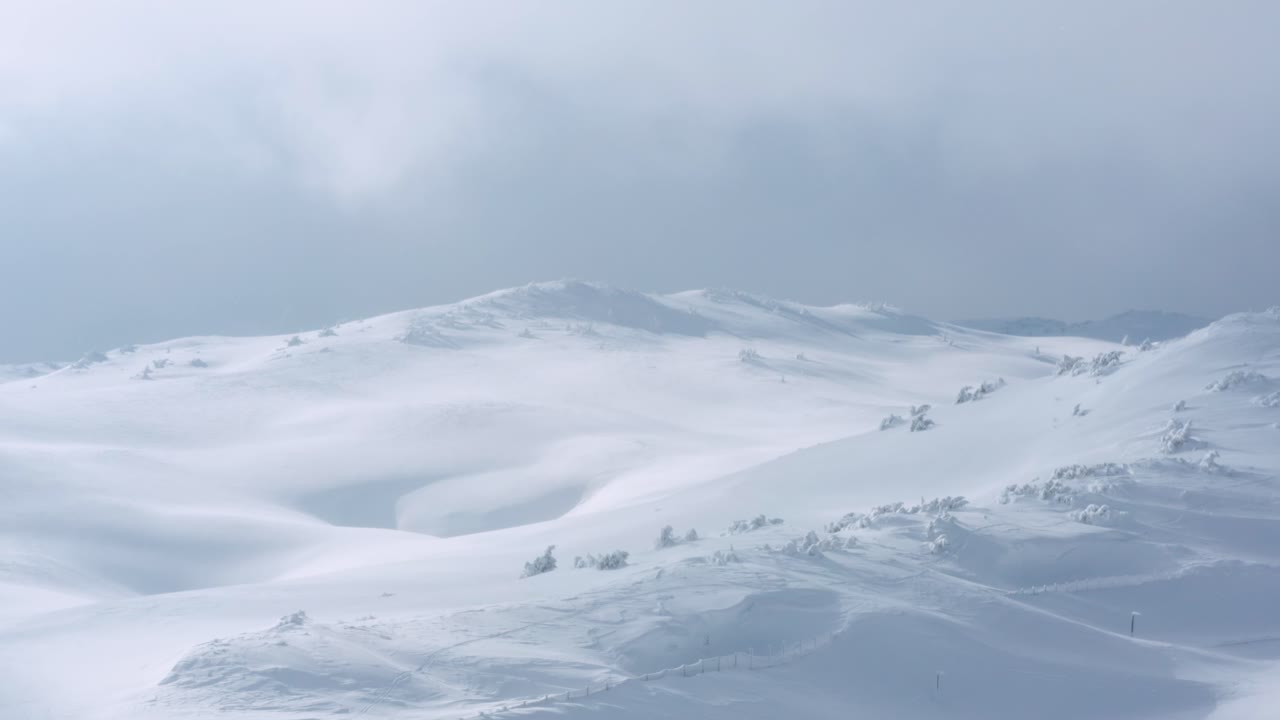 보스니아 헤르체고비나 자호리나의 무인 항공기 비행 경치 좋은 설산