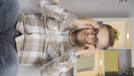 Vertical-video-of-The-man-wearing-glasses.