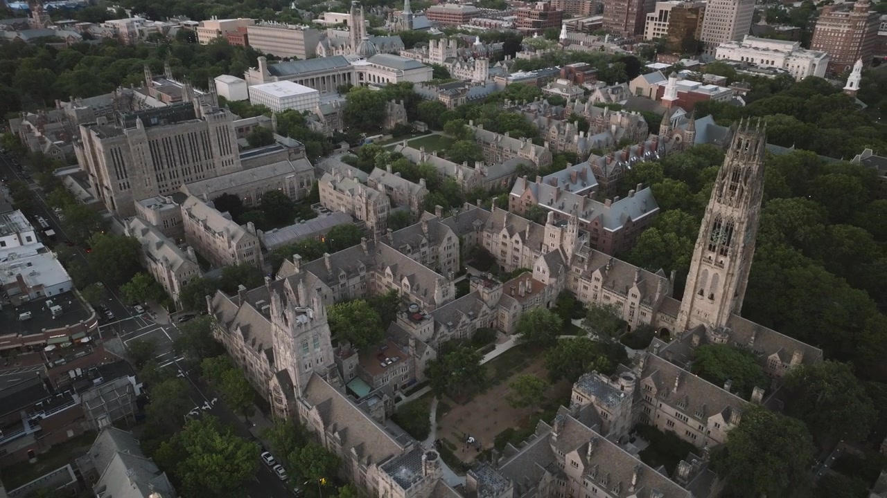 Vista aerea dell'Università di Yale. Ripresa in una giornata estiva nuvolosa.