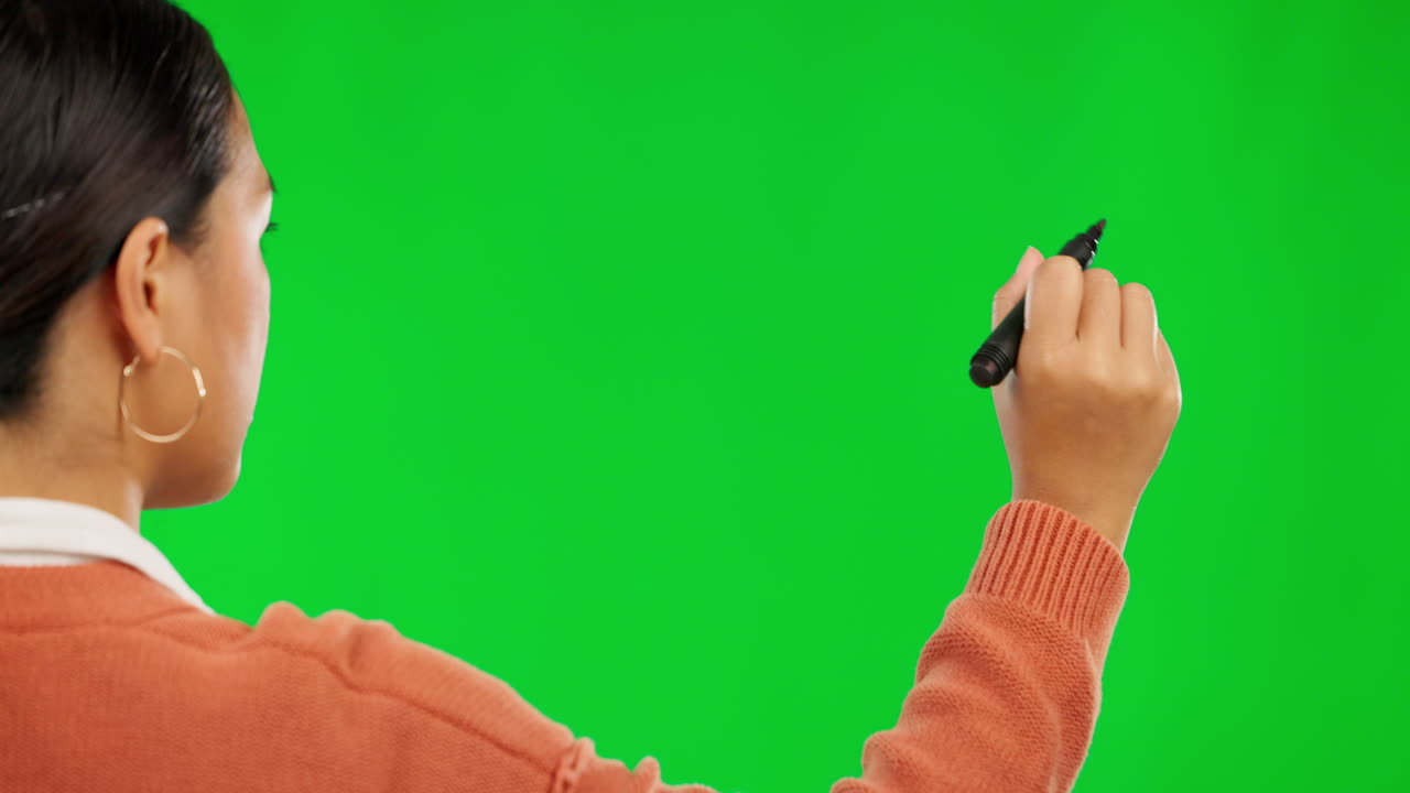 여성, 초록색 화면에 글쓰기와 펜