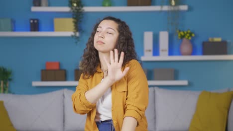 la joven que está ofendida.