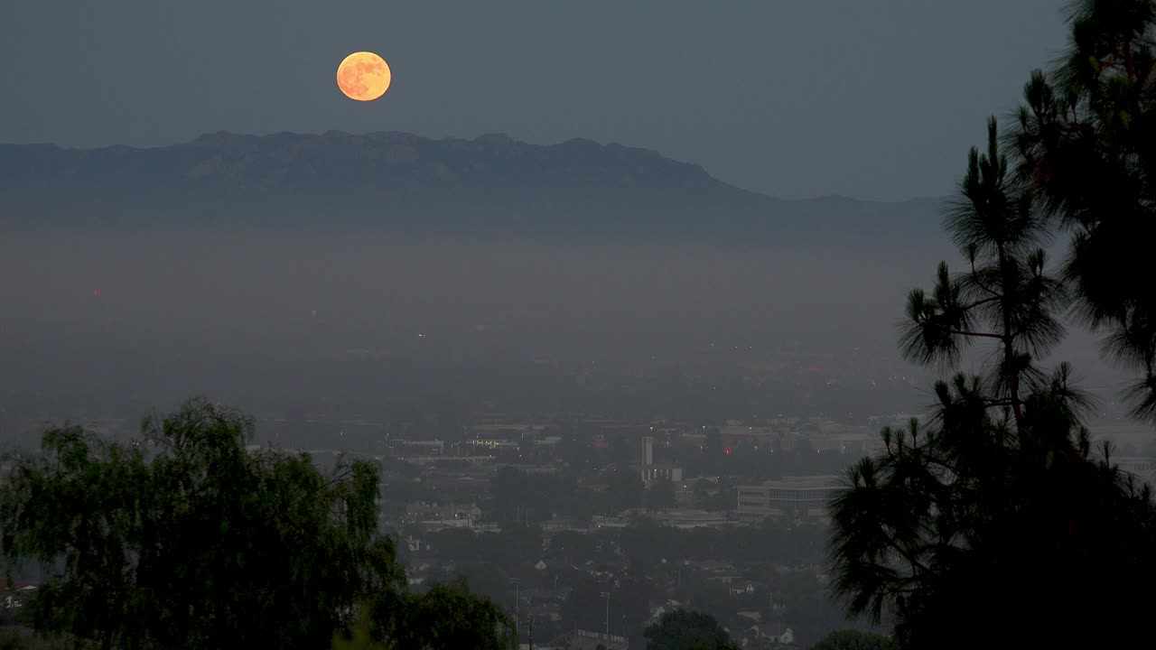로스 앤젤레스 벤츄라 교외 말리부 힐스 남부 캘리포니아 문라이즈 위로 보름달이 떠오른다