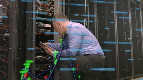 animación del procesamiento de datos sobre un empresario caucásico en la sala de servidores