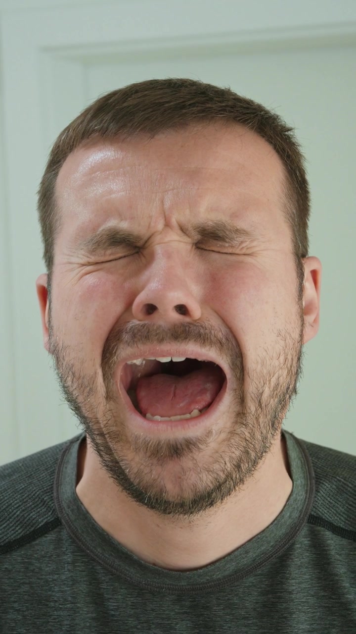 Un uomo che fa un'espressione facciale esageratamente triste, mostrando delusione, frustrazione, reazione emotiva, tristezza, preoccupazione, rimpianto e sentimenti quotidiani umoristici.