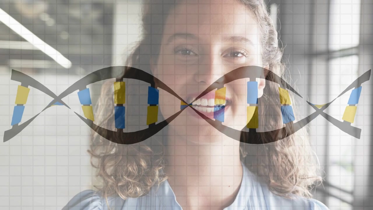 Wanita berpose berbalik dan tersenyum ke arah kamera, dengan heliks DNA sejajar wajah mengilustrasikan genetika