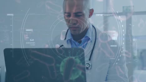 escaneo de alcance y células de covid-19 moviéndose contra el médico usando portátil