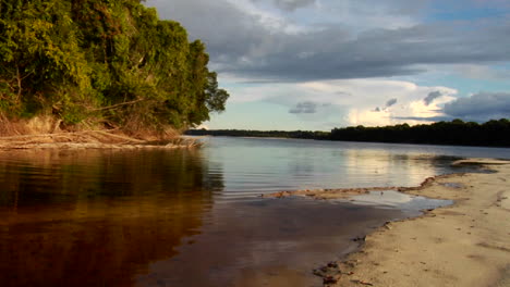 Atardecer-Sobre-La-Hermosa-Cuenca-Del-Río-Amazonas-Brasil-2