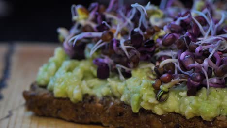 Micro-Verduras-En-Pan-Con-Aguacate