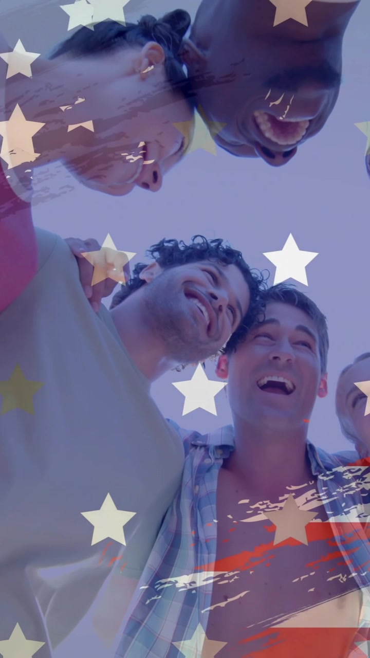 Animazione della bandiera USA su amici felici e diversi in spiaggia d'estate