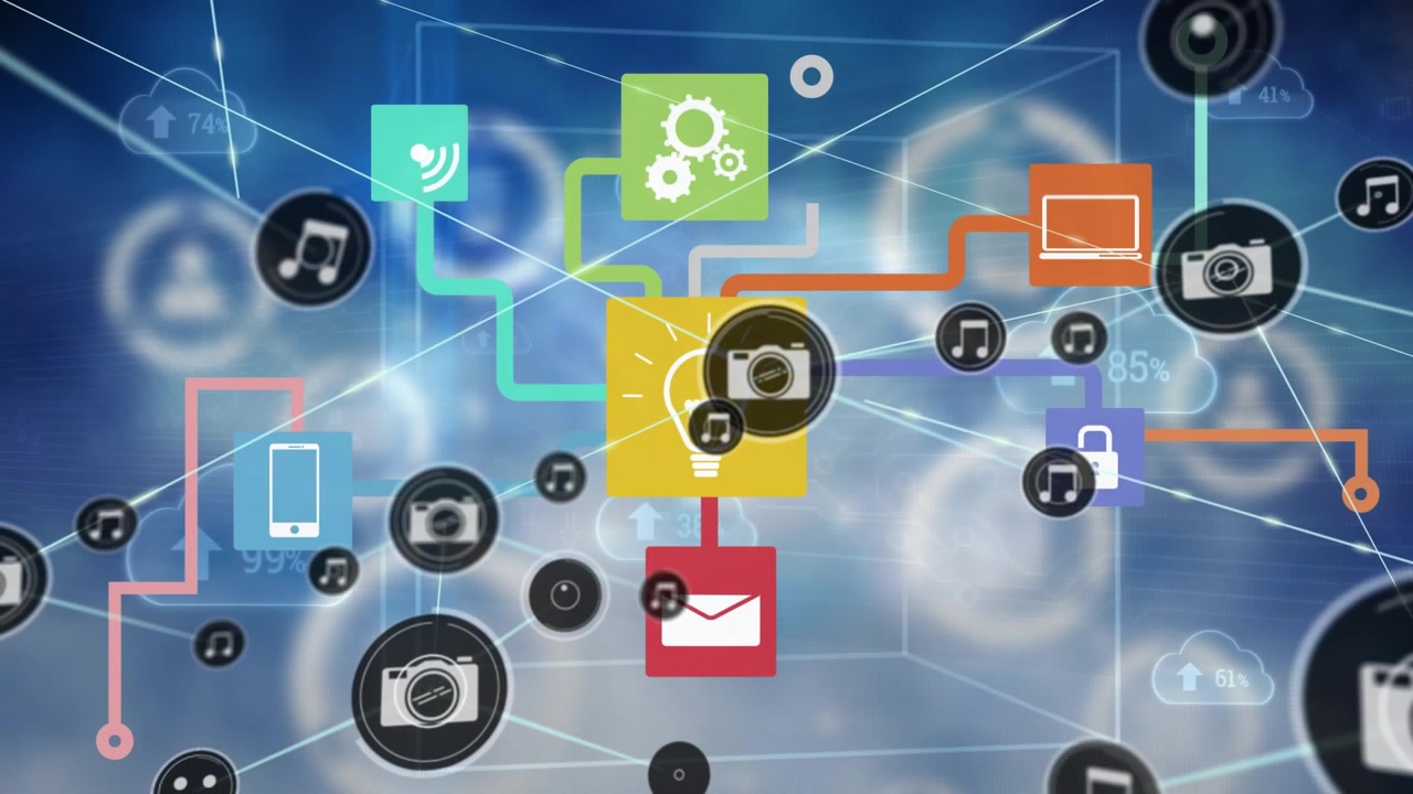 Video animato mostra frecce e numeri in aumento sopra un cubo con sfondo tecnologico.