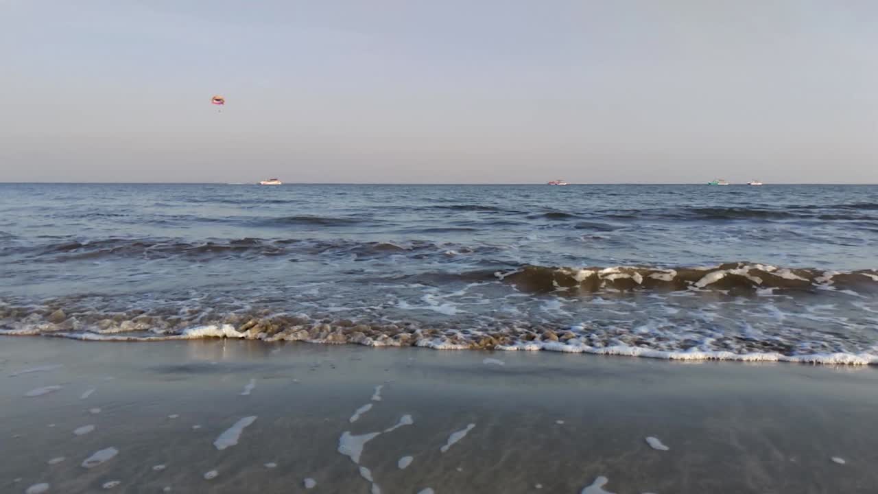 바다 물 파도가 해변에 도착하는 느린 움직임에서 아래에서 공중 사진