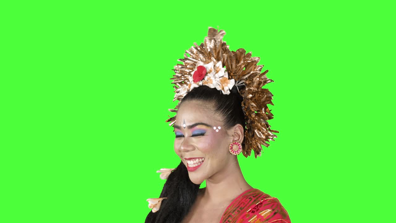 una amigable bailarina balinesa sonriendo a la cámara