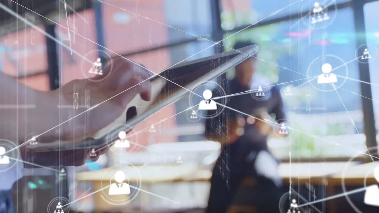 태블릿을 사용하는 코카시안 사업가에 대한 아이콘과의 연결 네트워크의 애니메이션