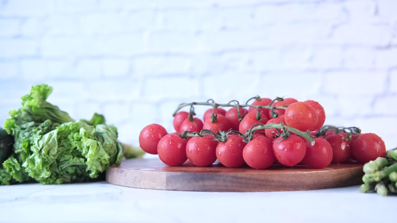 나무 절단판에 신선한 체리 토마토와 채소