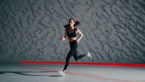 mujer corriendo en un estudio