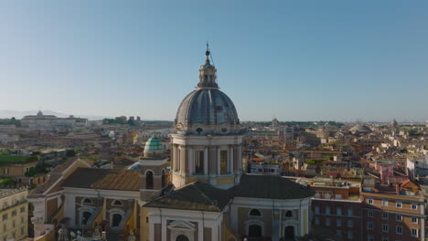 Vuelo-Circular-Alrededor-De-La-Basílica-De-San-Carlo-Al-Corso.-Edificios-Antiguos-En-El-Centro-Histórico-De-La-Ciudad-Iluminados-Por-El-Sol-De-La-Mañana.-Roma,-Italia