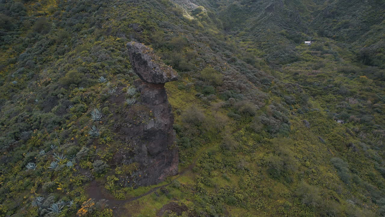 fantastica toma aerea en orbita ya media distancia del roque de la vela en la isla de gran canaria, en la ciudad de valsequillo y al atardecer