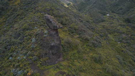 Fantastica-Toma-Aerea-En-Orbita-Ya-Media-Distancia-Del-Roque-De-La-Vela-En-La-Isla-De-Gran-Canaria,-En-La-Ciudad-De-Valsequillo-Y-Al-Atardecer