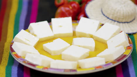 queso latino cortado en un plato