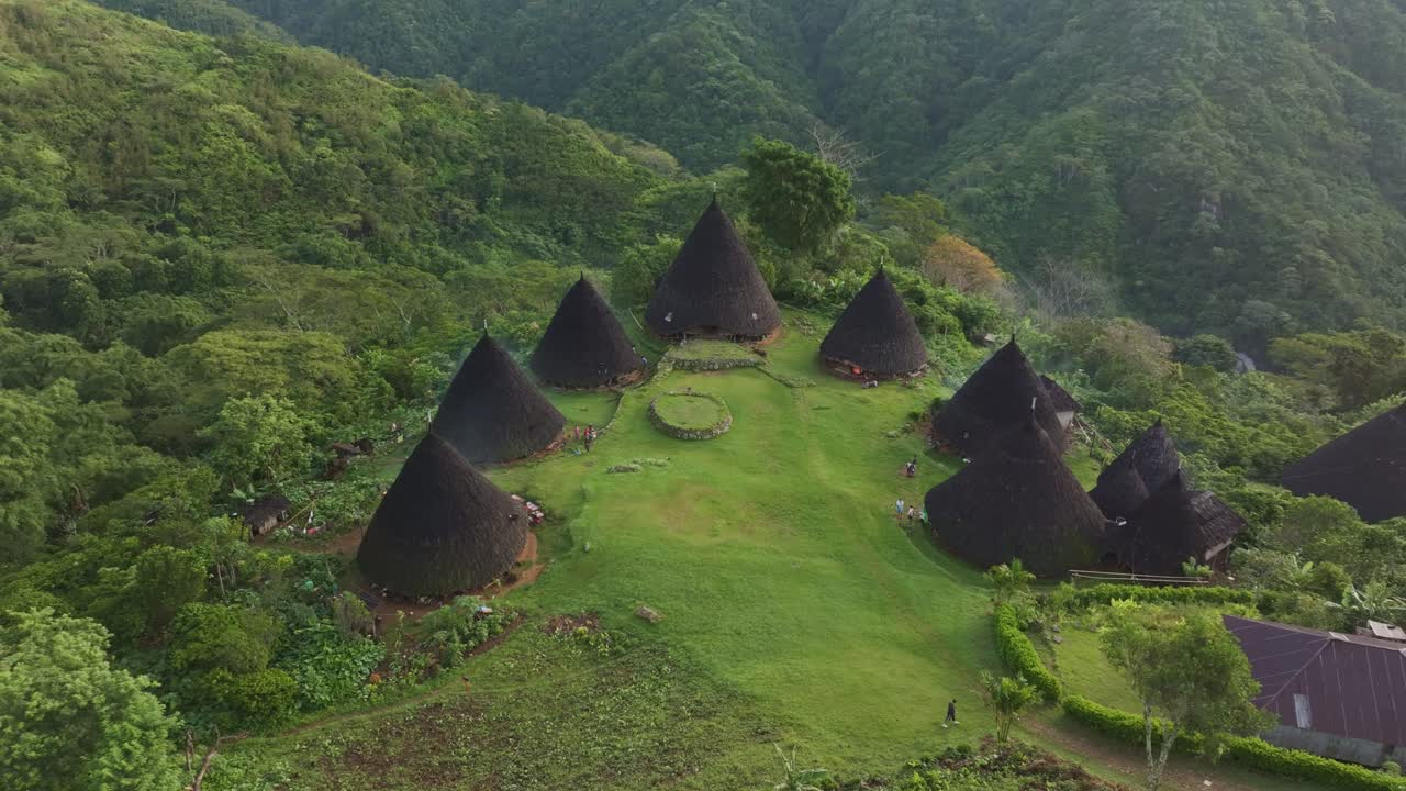 Tradisjonelle hytter i fjellandsby ved soloppgang, Flores, Indonesia