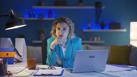 Mujer-Trabajadora-De-Oficina-En-Casa-Pensando-Mirando-A-La-Cámara.