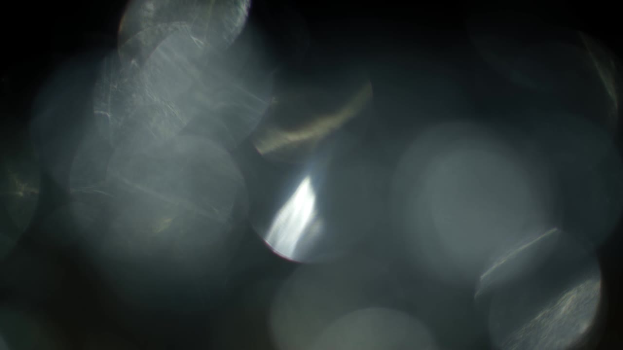 렌즈 빛의 누출 4k 영상. 렌즈 반이는 플레어 보케 오버레이, 불타는 불꽃 배경. 플래시 광선 효과