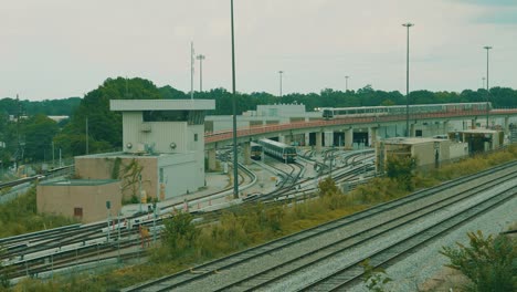 un tren pasa por una estación de tren en un día nublado