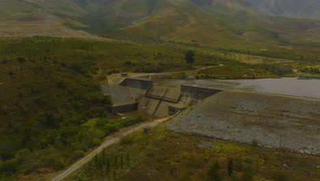 Luftaufnahme-Des-Wasserdamms.-Eingriffe-Des-Menschen-In-Eine-Wunderschöne-Landschaft,-Um-Wasser-In-Der-Natur-Zurückzuhalten.-Südafrika