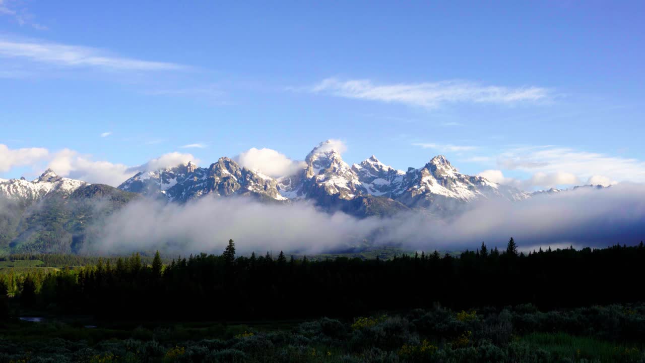 Timelapse della copertura nuvolosa sulle montagne Teton nel Parco Nazionale di Grand Teton, Wyoming