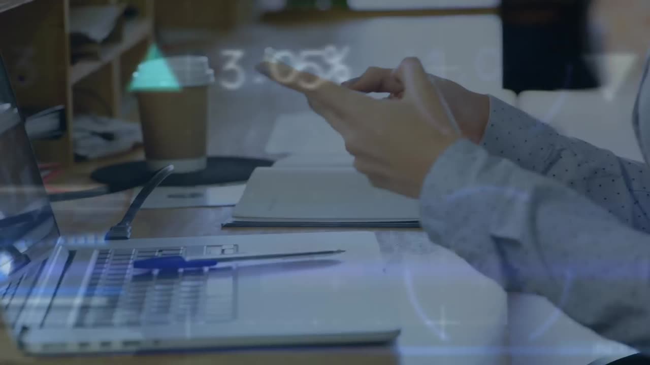 animación del procesamiento de datos en la sección media de una mujer de negocios que utiliza un teléfono inteligente en la oficina.