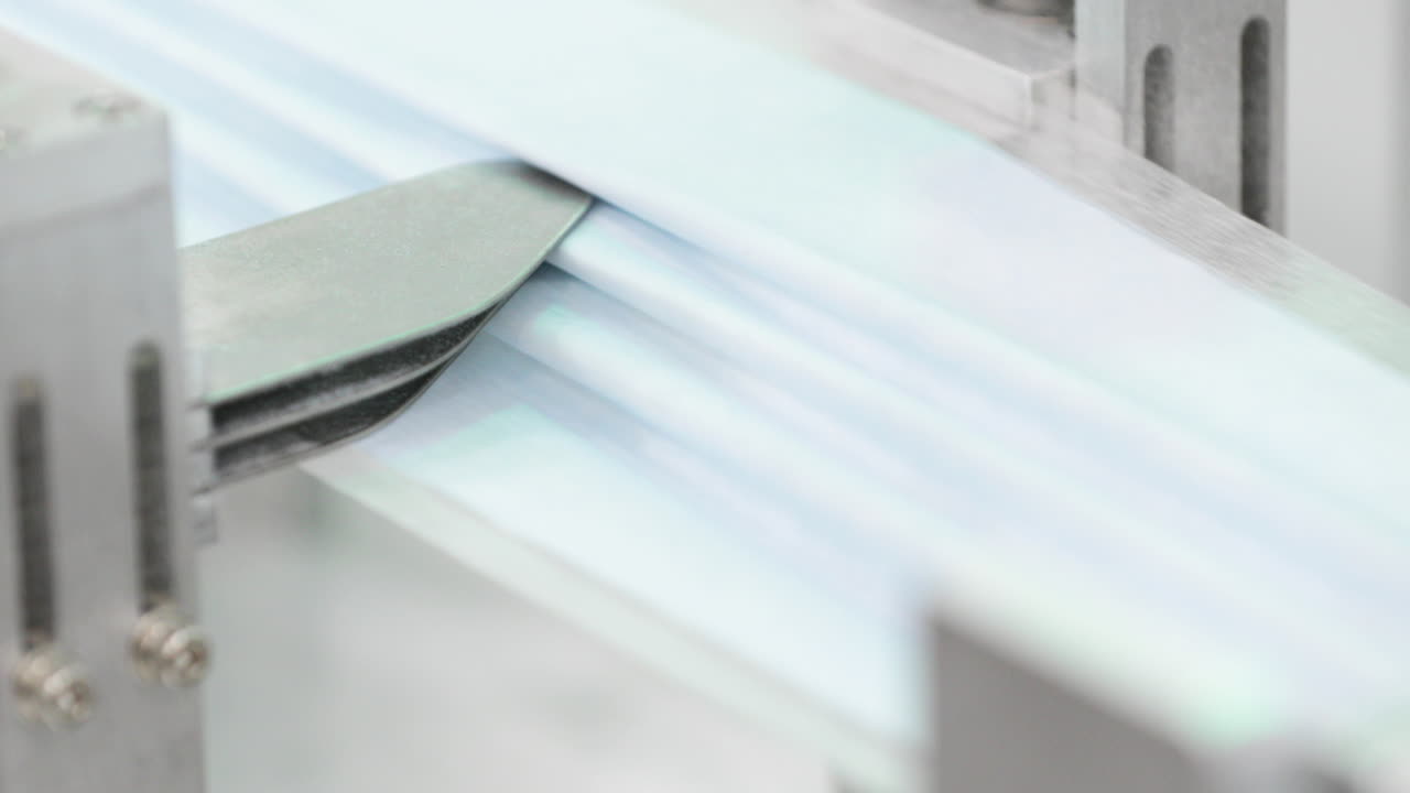 생산 라인의 3겹 패브릭 스트립 - 수술용 마스크는 자동 기계로 접는다