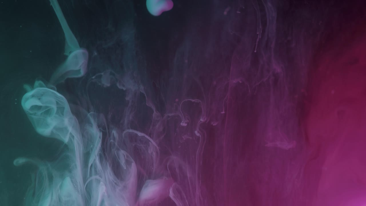 격리된 파란색과 보라색 잉크 주입의 흐름