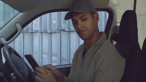 joven conductor de furgoneta con una entrega de almacén