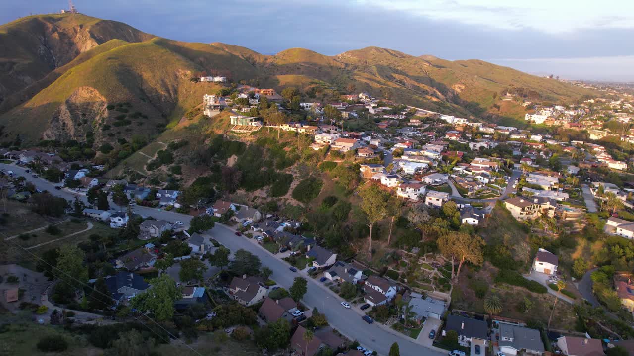 buena antena sobre el barrio comunitario de la ladera en ventura, california