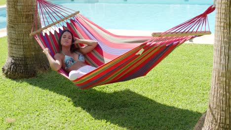 mujer joven relajada en una hamaca colorida