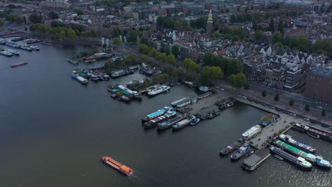 Amsterdam-Fluss,-Bootsverkehr-Und-Stadtbild,-Luftdrohnenperspektive