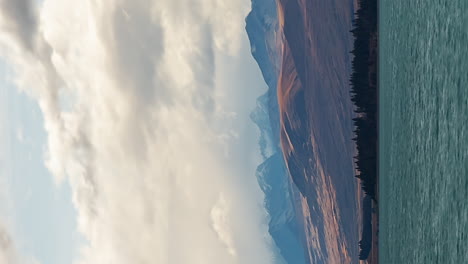 el lapso de tiempo vertical del lago tekapo, nueva zelanda, tema de viaje, para historias de redes sociales