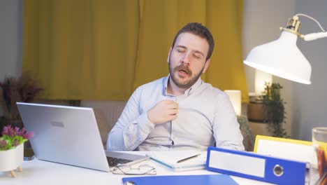 El-Hombre-Trabajador-De-Oficina-En-Casa-Se-Está-Asfixiando-Por-El-Clima-Cálido.