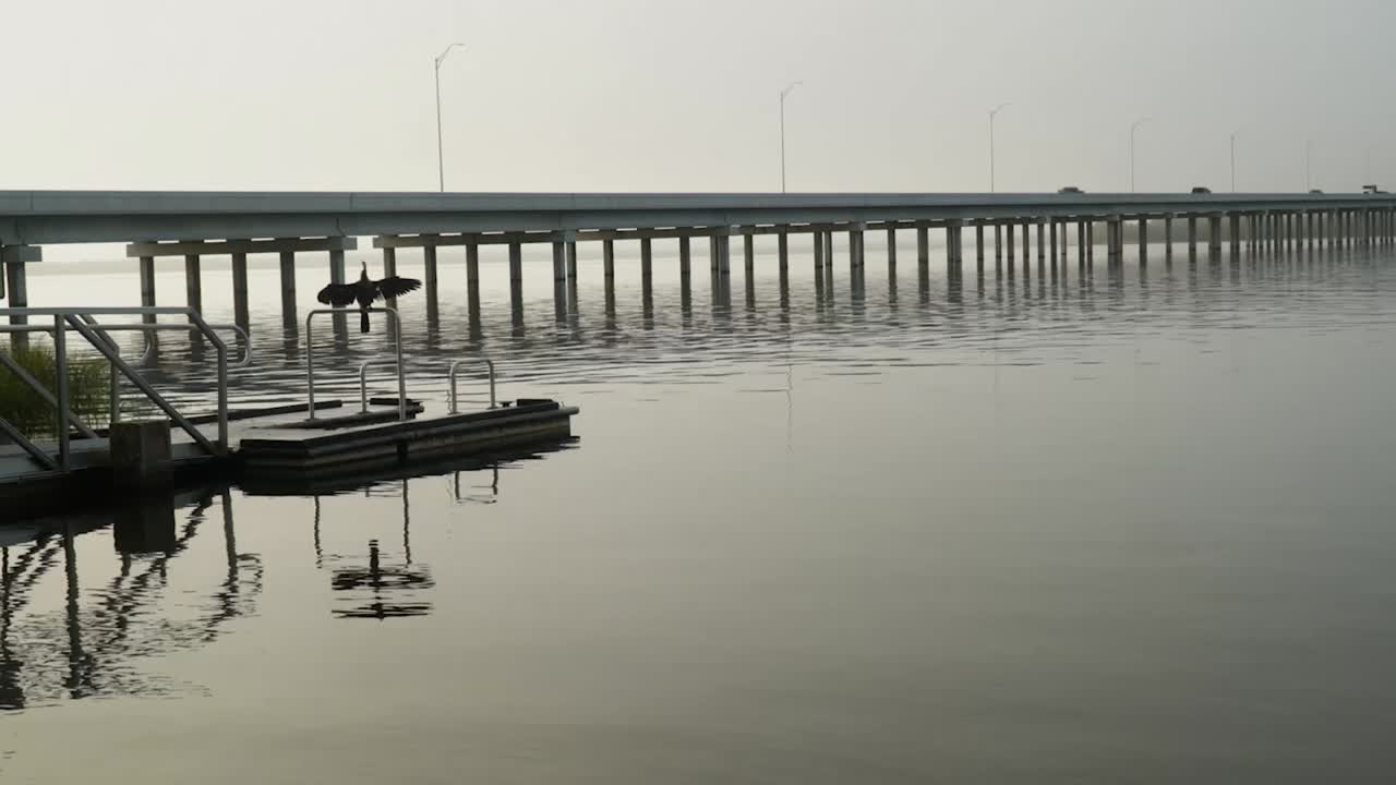 lapso de tiempo del lago harris en tavares florida usa con la autopista 19