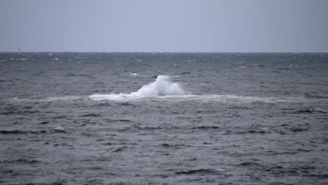 Olas-En-Rocas-Marinas-Rocosas-Que-Sobresalen-De-La-Superficie-Del-Océano-Slomo