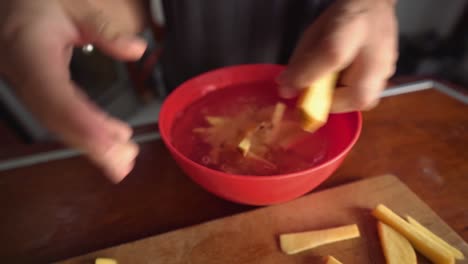 putting sliced potatoes in water