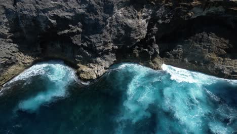 Mehrere-Blaue-Farben-An-Der-Küste-Der-Insel-Nusa-Penida-In-Indonesien