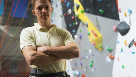 hombre en un centro de pared de escalada