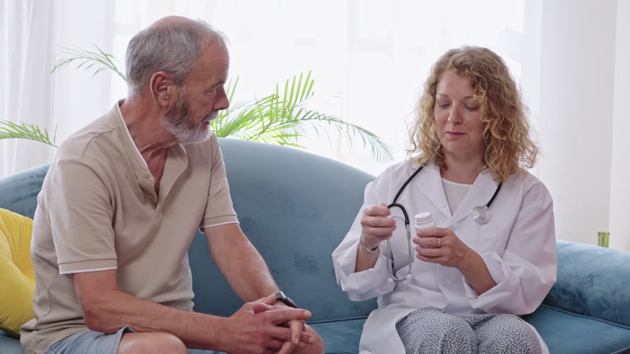 Médico consultando con paciente sénior