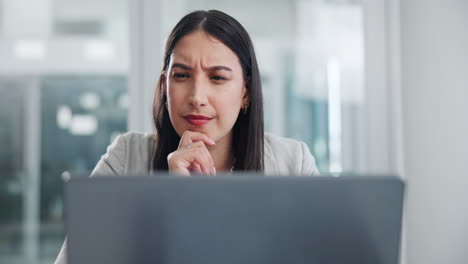 mujer concentrándose en la computadora portátil en la oficina