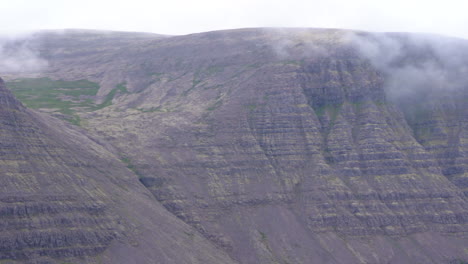 우뚝 솟은 안개가 자욱한 산 풍경, westfjords 아이슬란드, 팬 오른쪽