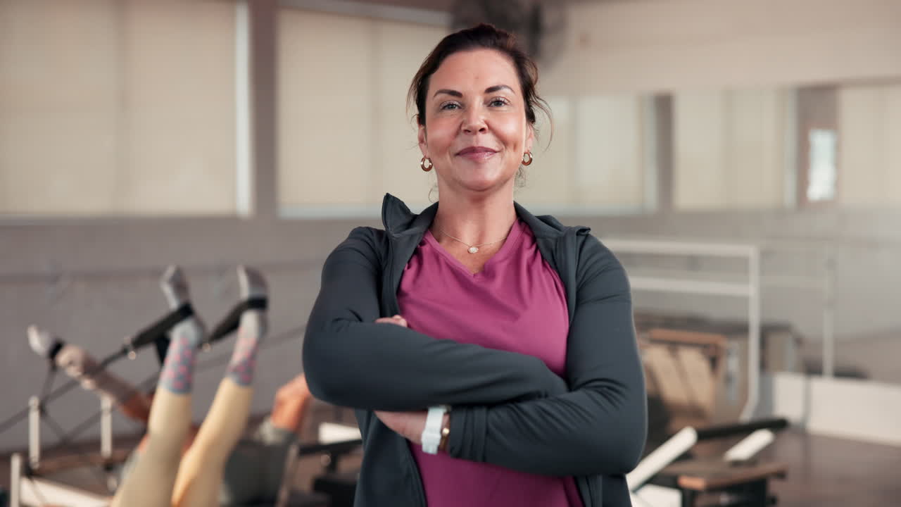 Ritratto di istruttore di Pilates in uno studio fitness