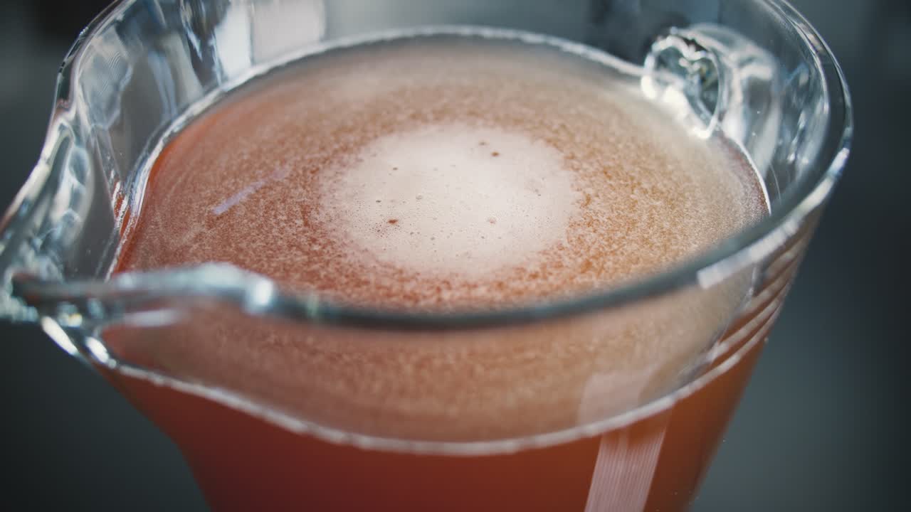 유리 물병에 상쾌한 오렌지 레모네이드