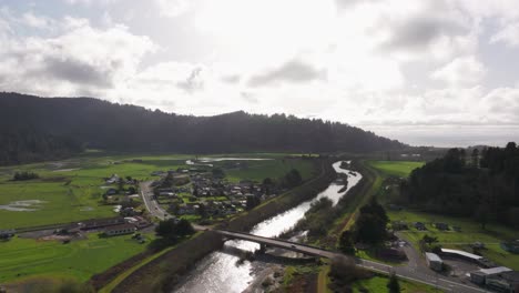 Toma-Panorámica-Aérea-De-Drones-De-Redwood-Creek-En-El-Parque-Nacional-De-Redwood