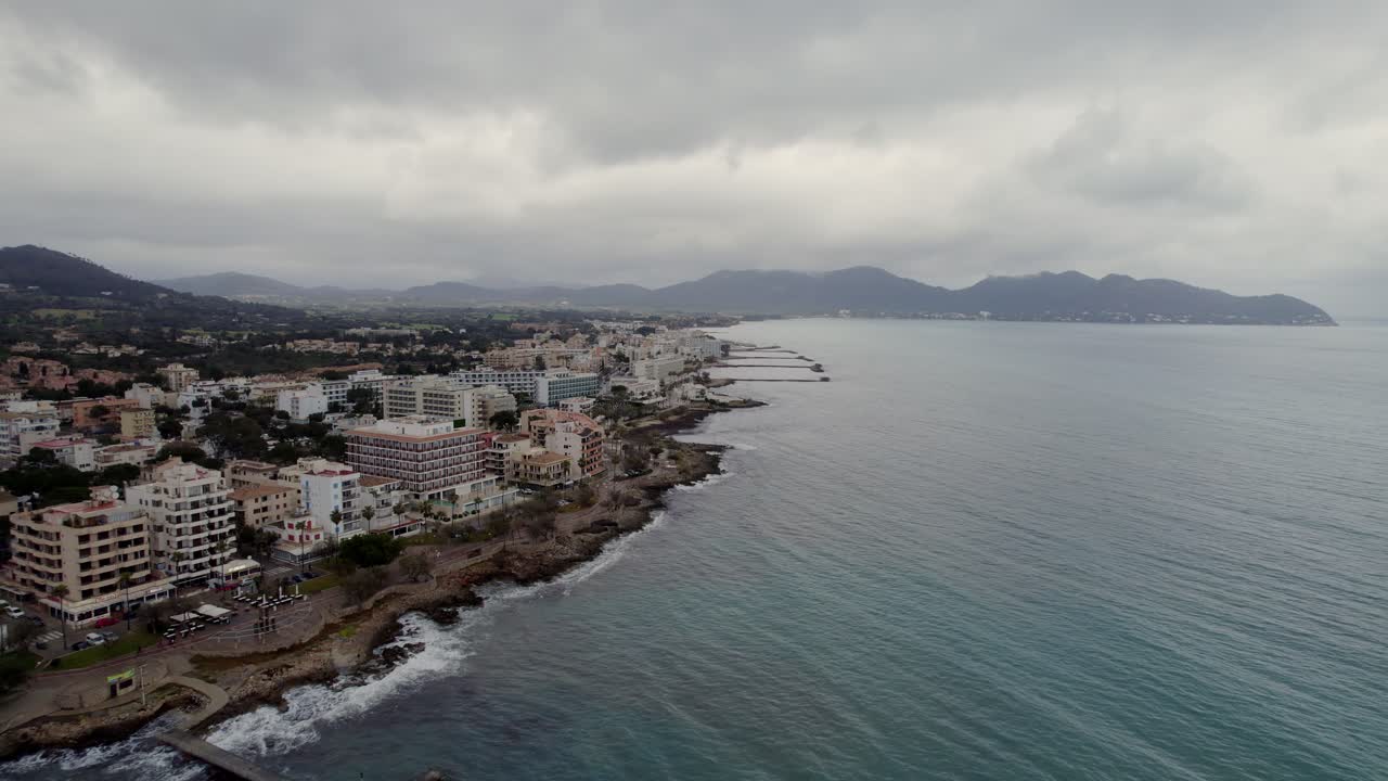 toma aérea de drones de la costa de cala millor, mallorca, islas baleares, españa